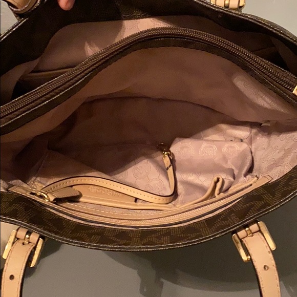 Michael Kors purse - Picture 4 of 6